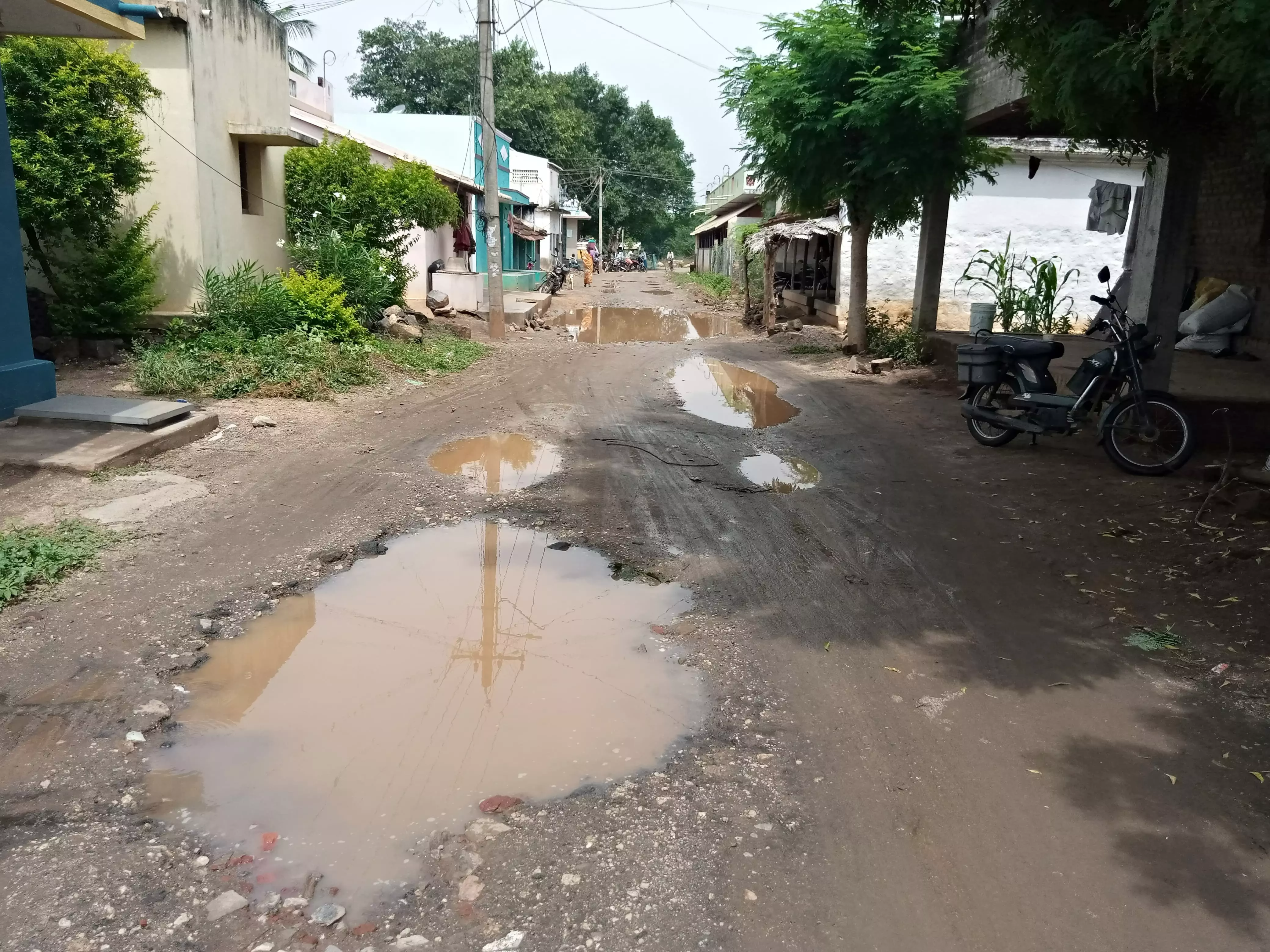 குண்டும், குழியுமான சாலை குண்டும், குழியுமான சாலை