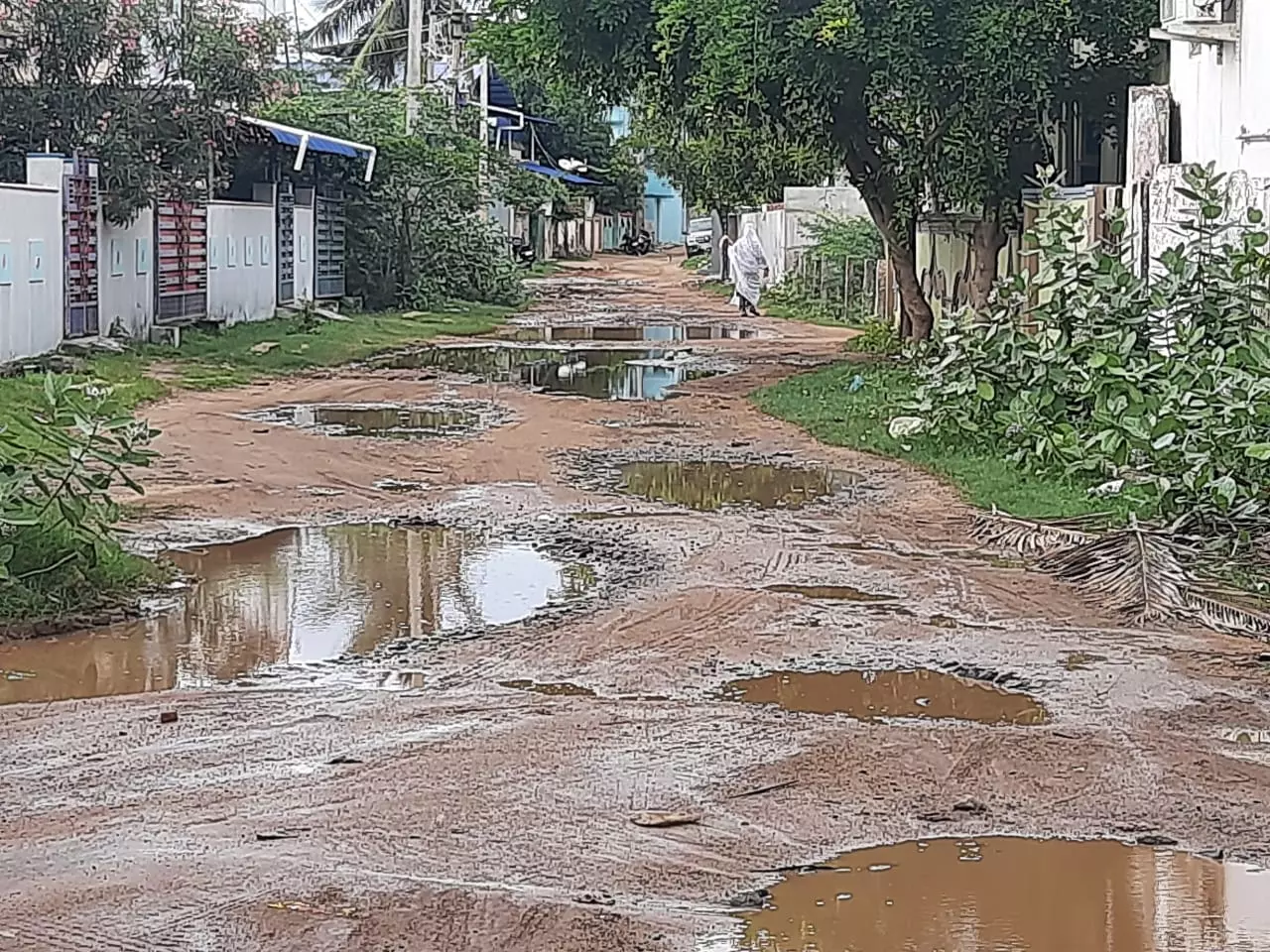 குண்டும், குழியுமான சாலை