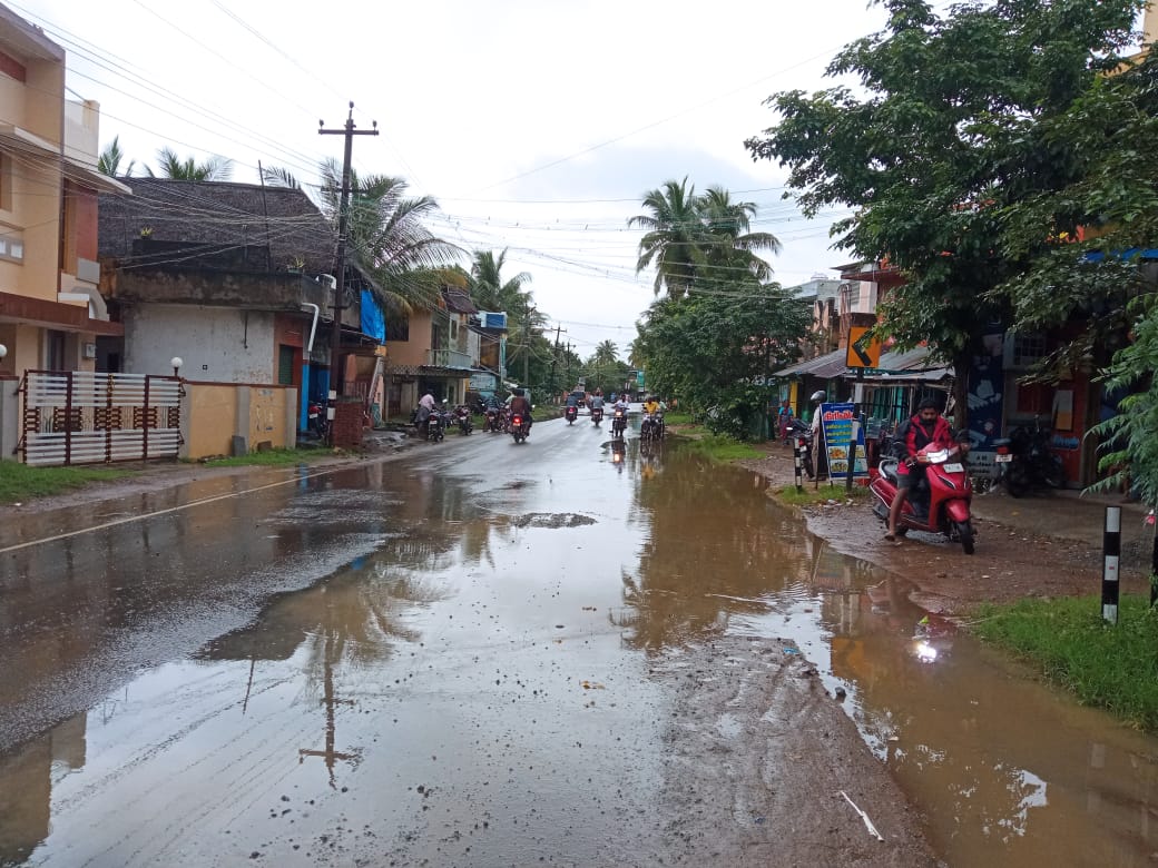 சாலையில் தேங்கும் மழைநீர் சாலையில் தேங்கும் மழைநீர்