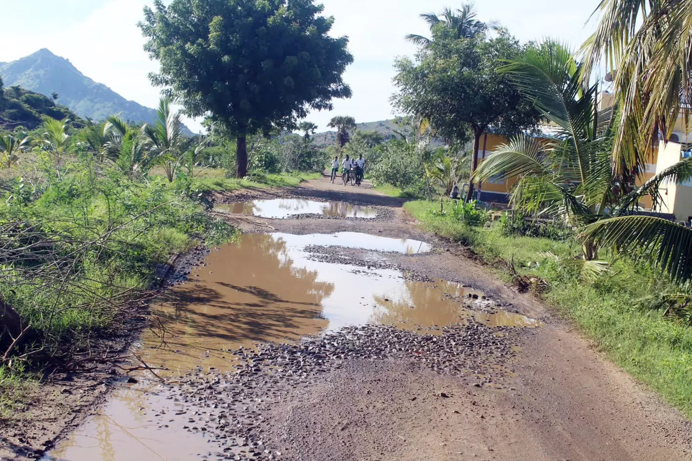 குண்டும் குழியுமான சாலை