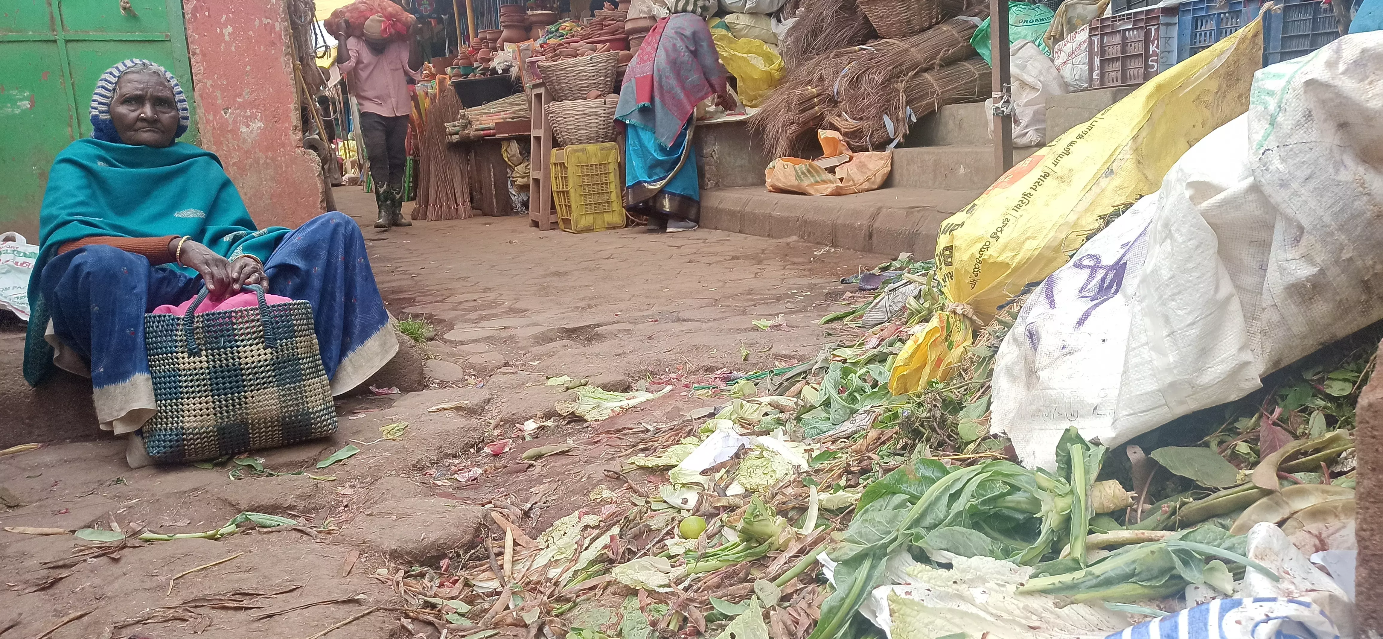மார்க்கெட்டுக்குள் காய்கறி கழிவுகள்