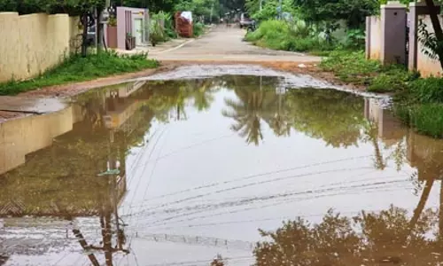 சாலையில் தேங்கும் மழைநீர் சாலையில் தேங்கும் மழைநீர்