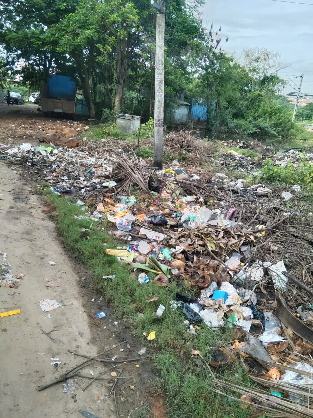 சாலையோரத்தில் குவிந்து கிடக்கும் குப்பைகள் சாலையோரத்தில் குவிந்து கிடக்கும் குப்பைகள்