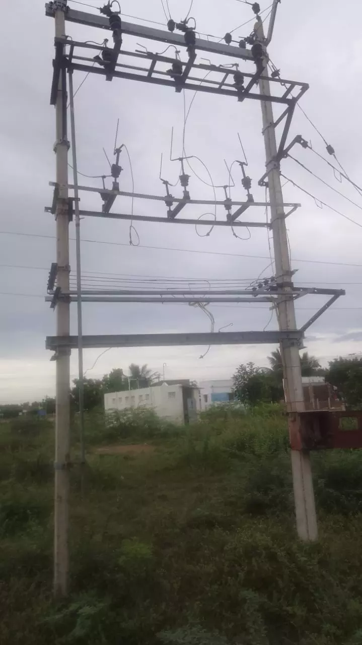 மின்மாற்றி இல்லாத மின்கம்பம்