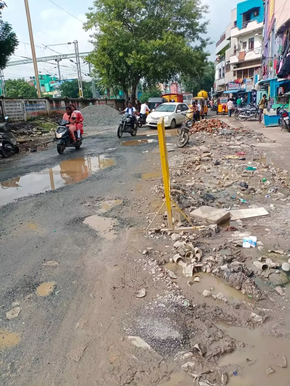 குண்டும், குழியுமான சாலை குண்டும், குழியுமான சாலை