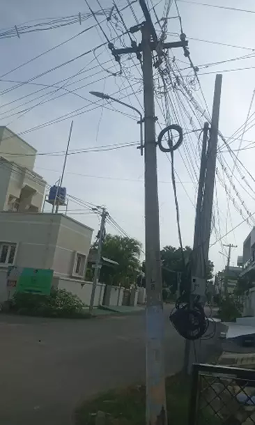 ஆபத்தான மின்கம்பம்