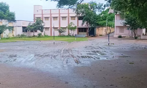 பள்ளியில் தேங்கும் மழைநீர்