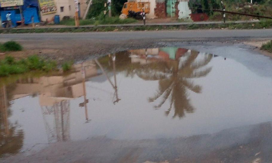 சாலையில் தேங்கும் மழைநீர்