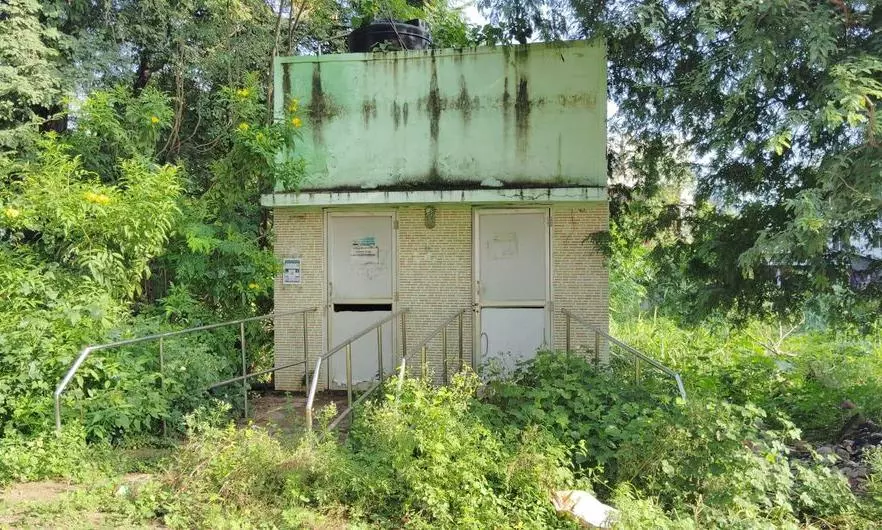 புதர்மண்டி கிடக்கும் கழிப்பறை புதர்மண்டி கிடக்கும் கழிப்பறை