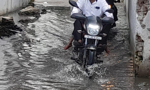 ரெயில்வே பாலத்துக்கு கீழே தேங்கும் மழைநீர் ரெயில்வே பாலத்துக்கு கீழே தேங்கும் மழைநீர்