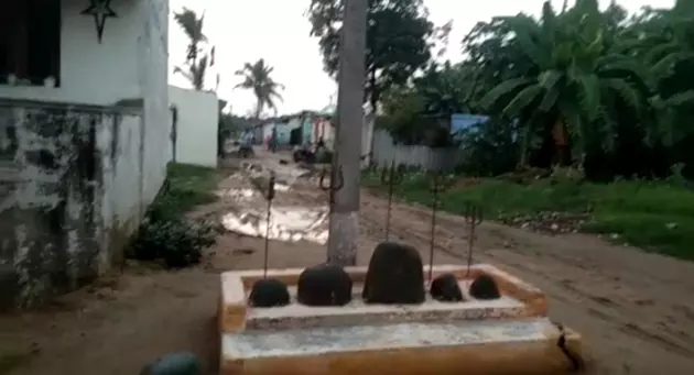 சேறும் சகதியுமான சாலை சேறும் சகதியுமான சாலை