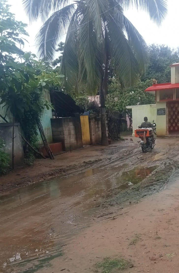 சேறும் சகதியுமான சாலை சேறும் சகதியுமான சாலை