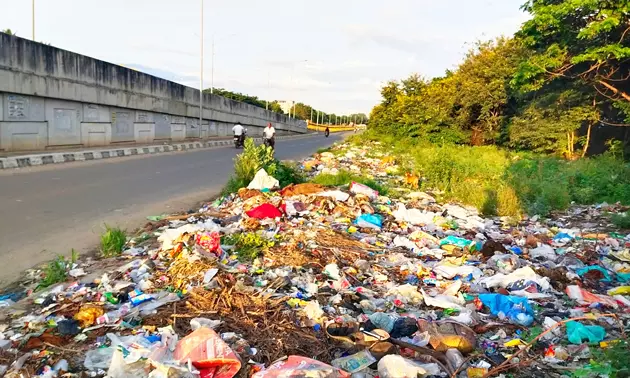சாலையோரம் குவியும் குப்பைகள் சாலையோரம் குவியும் குப்பைகள்