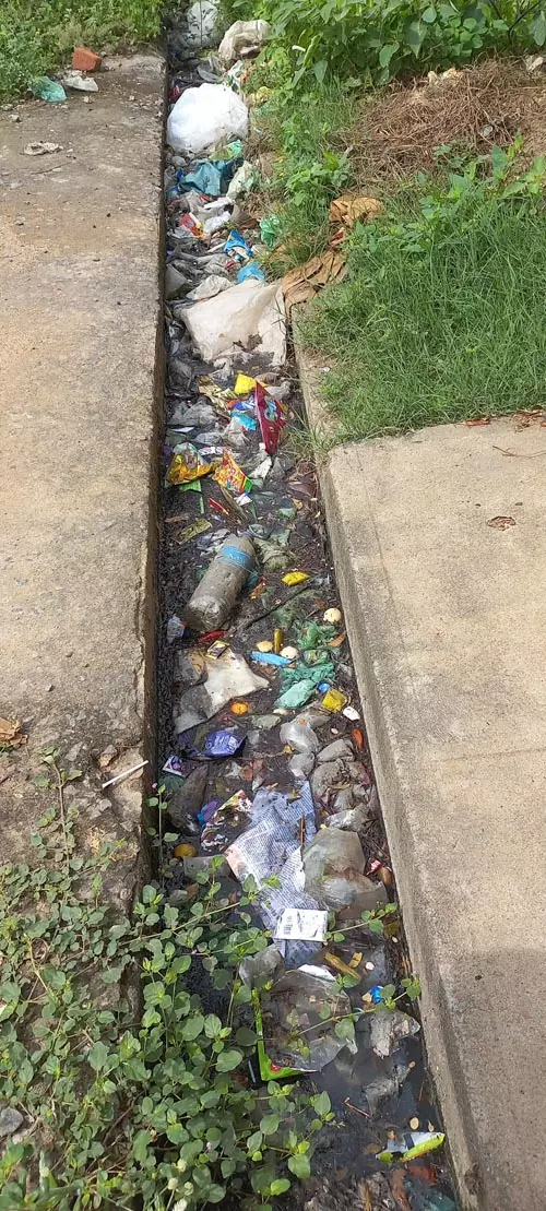 தேங்கி நிற்கும் கழிவுநீர்