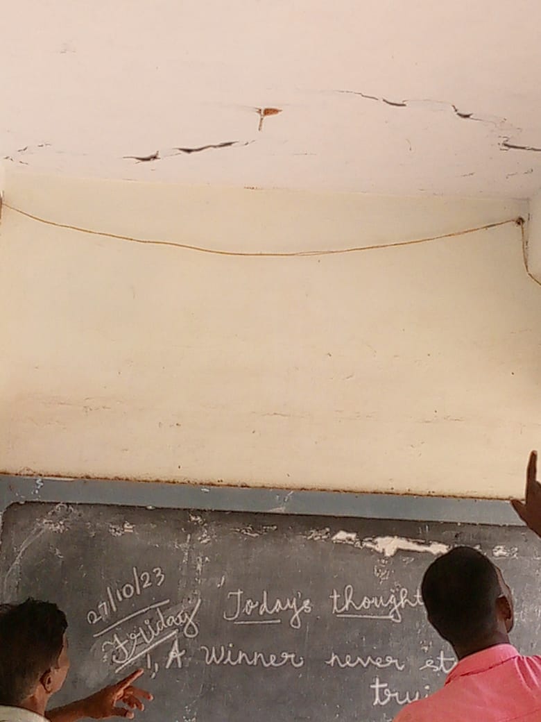 பள்ளி கட்டிட மேற்கூரை சேதம்