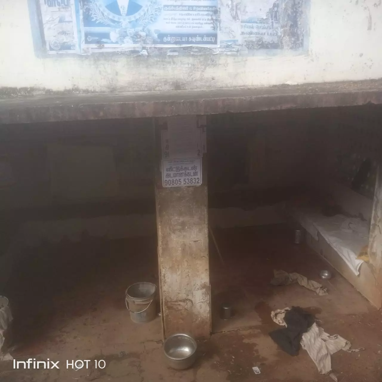 பயணிகள் நிழற்குடை ஆக்கிரமிப்பு பயணிகள் நிழற்குடை ஆக்கிரமிப்பு