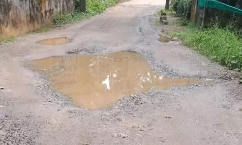 சேதமடைந்த சாலை சேதமடைந்த சாலை