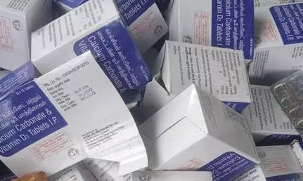 சாலையோரம் ெகாட்டப்பட்டுள்ள மருந்து-மாத்திரைகள் சாலையோரம் ெகாட்டப்பட்டுள்ள மருந்து-மாத்திரைகள்