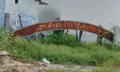 சேதம் அடைந்த பள்ளிக்கூடம் நுழைவு வாயில் வளைவு சேதம் அடைந்த பள்ளிக்கூடம் நுழைவு வாயில் வளைவு