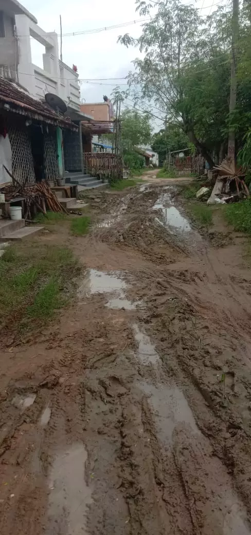 சேறும்,சகதியுமான சாலை சேறும்,சகதியுமான சாலை