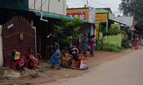 பஸ்சுக்காக காத்திருக்கும் பயணிகள் பஸ்சுக்காக காத்திருக்கும் பயணிகள்