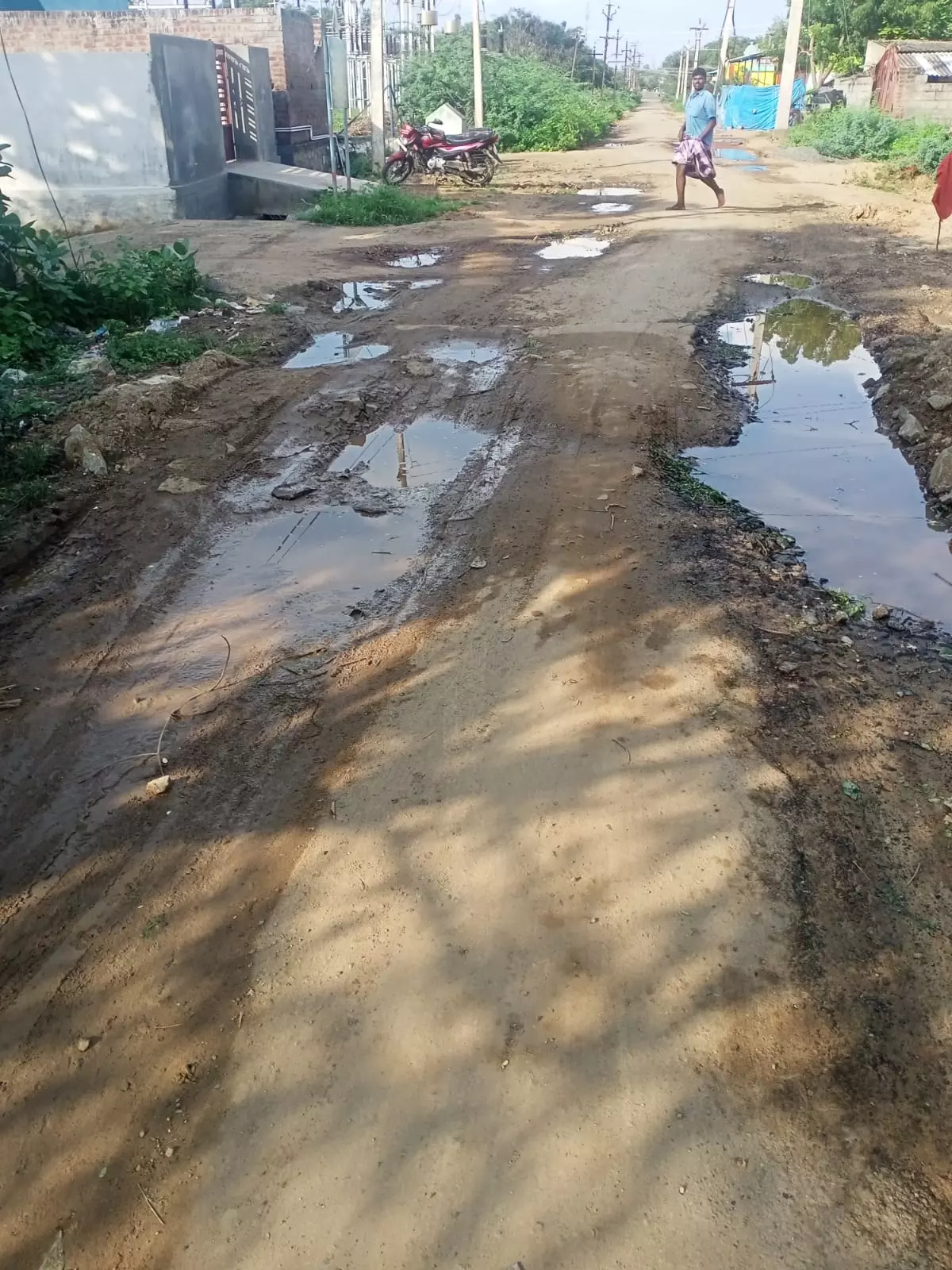 குண்டும் குழியுமான சாலை குண்டும் குழியுமான சாலை