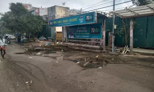 சேதமடைந்த நிழற்குடை சேதமடைந்த நிழற்குடை