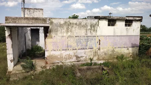 சிதிலமடைந்த சுகாதார வளாகம்