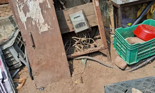 திறந்த நிலையில் மின்சாதனப்பெட்டி திறந்த நிலையில் மின்சாதனப்பெட்டி