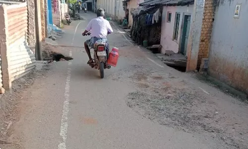 குண்டும், குழியுமான சாலை