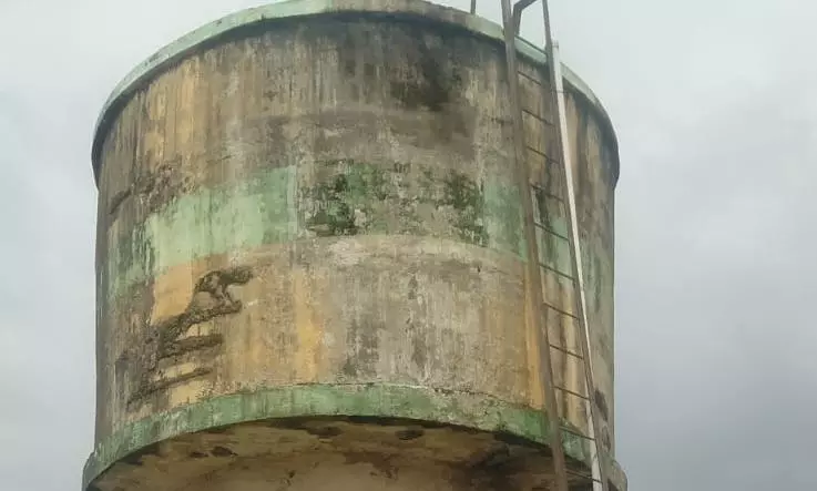 சேதமடைந்த மேல்நிலை குடிநீர் தொட்டி