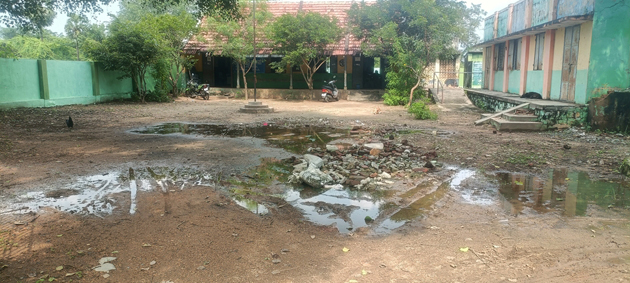 சேறும் சகதியுமான பள்ளி சேறும் சகதியுமான பள்ளி