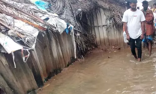 தேங்கிய மழைநீரால் மக்கள் அவதி