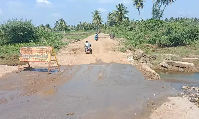 சேதமடைந்த தரைப்பாலம் சேதமடைந்த தரைப்பாலம்