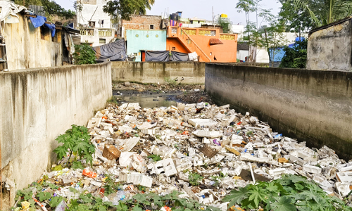 கால்வாயில் தேங்கிய குப்பைகள் கால்வாயில் தேங்கிய குப்பைகள்