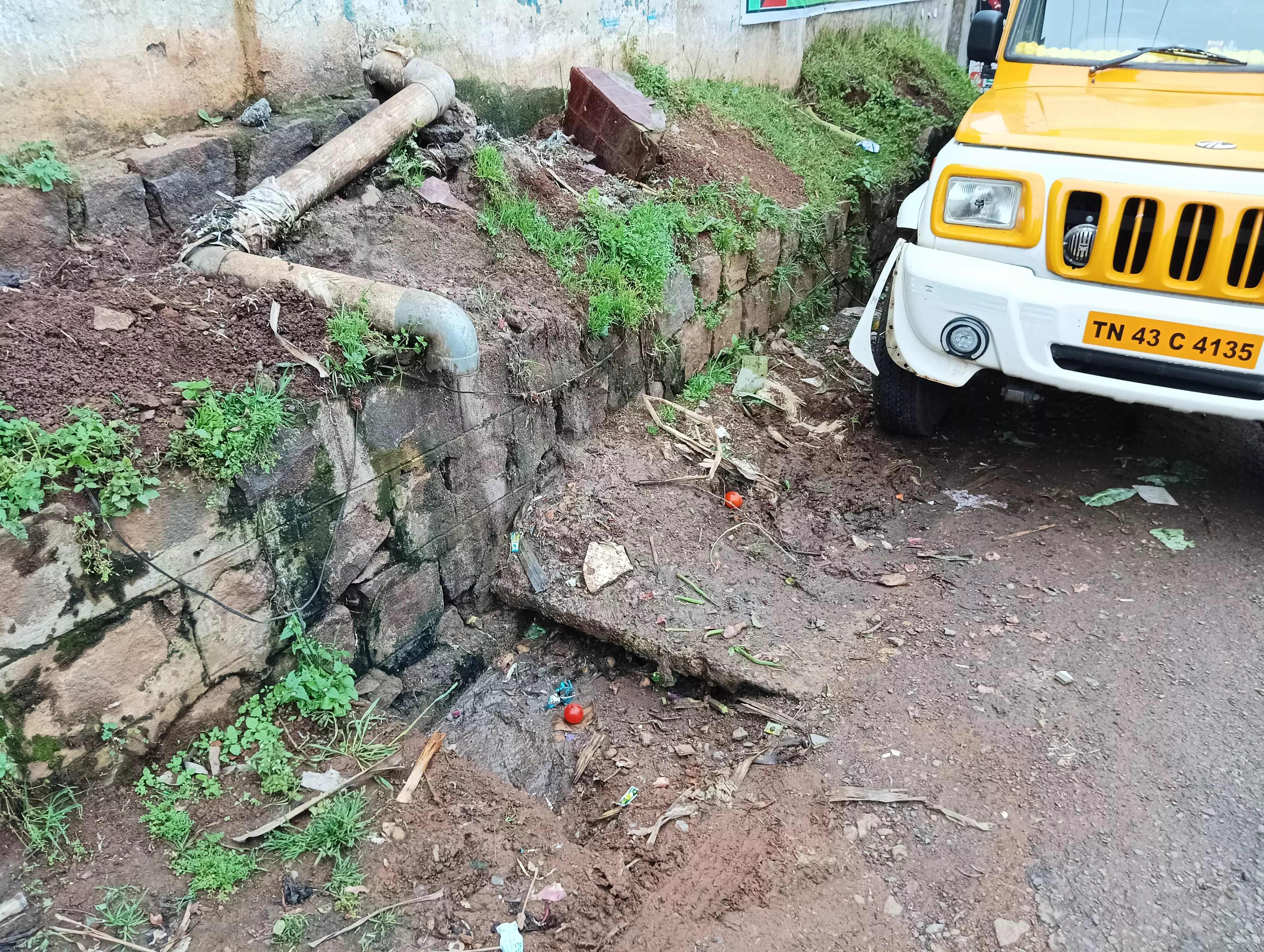 கால்வாயில் அடைப்பு