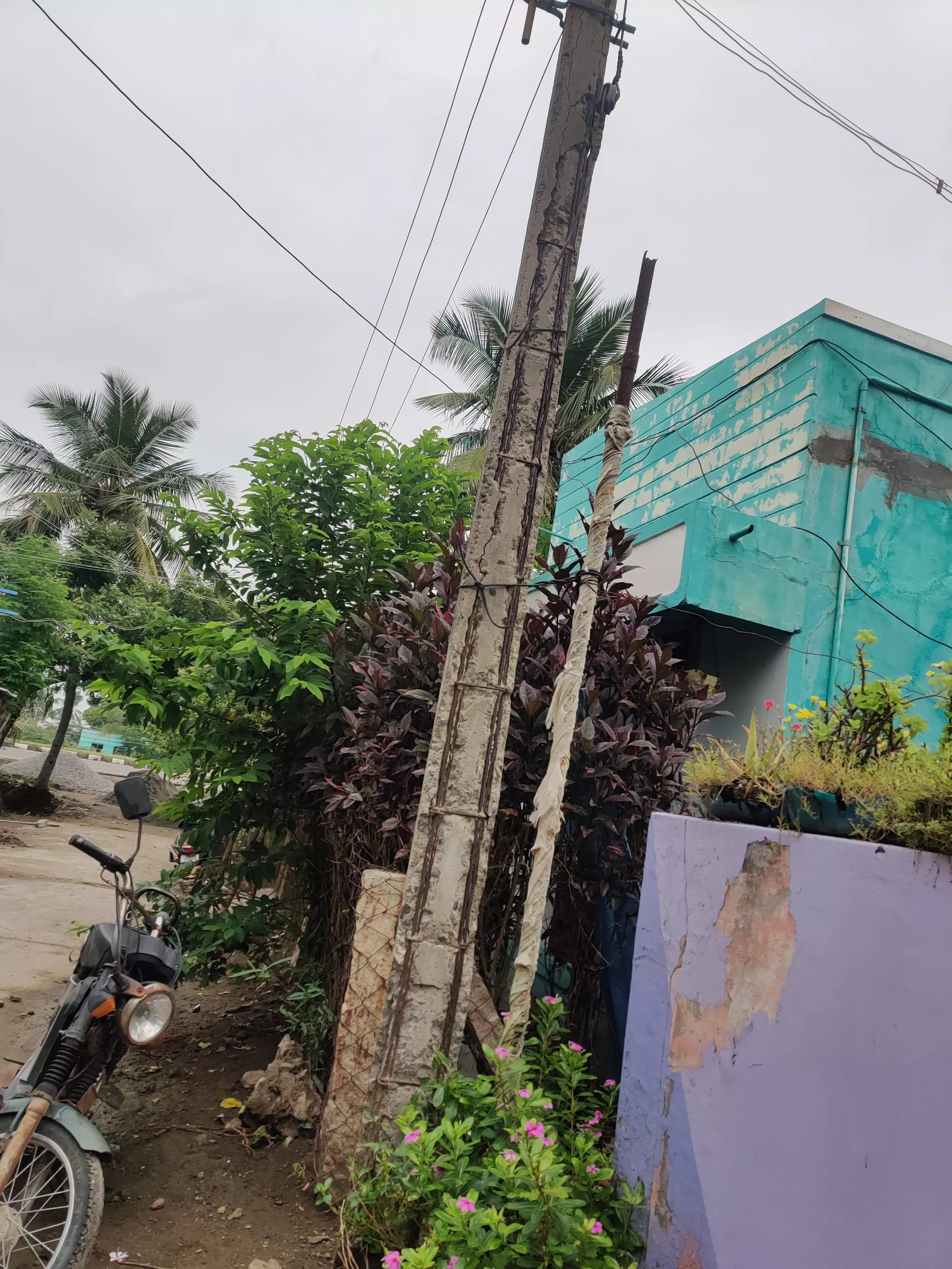 எலும்புக்கூடான மின்கம்பம் எலும்புக்கூடான மின்கம்பம்