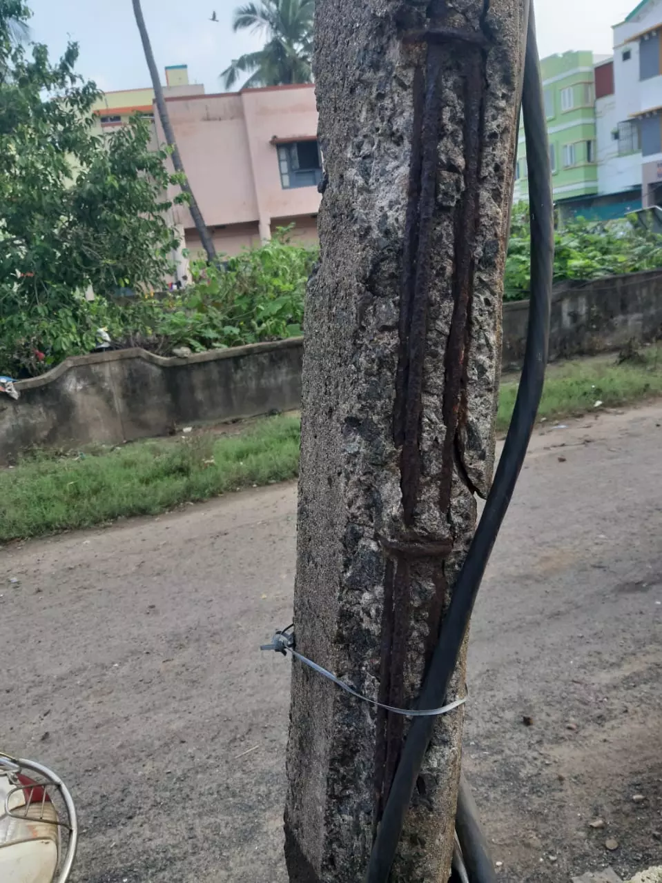 சிதலமடைந்த மின்கம்பத்தை சிதலமடைந்த மின்கம்பத்தை