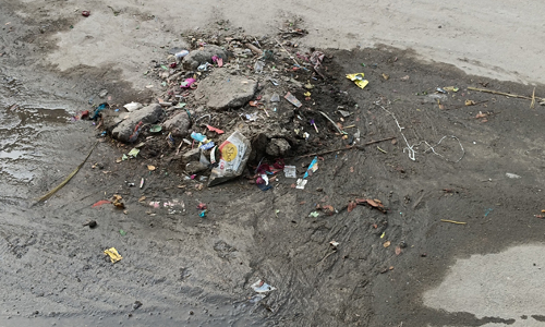 தூர்வாரும் மண்ணை அகற்றுவார்களா? தூர்வாரும் மண்ணை அகற்றுவார்களா?