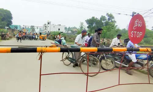 ஆபத்தை உணராத பொதுமக்கள் ஆபத்தை உணராத பொதுமக்கள்