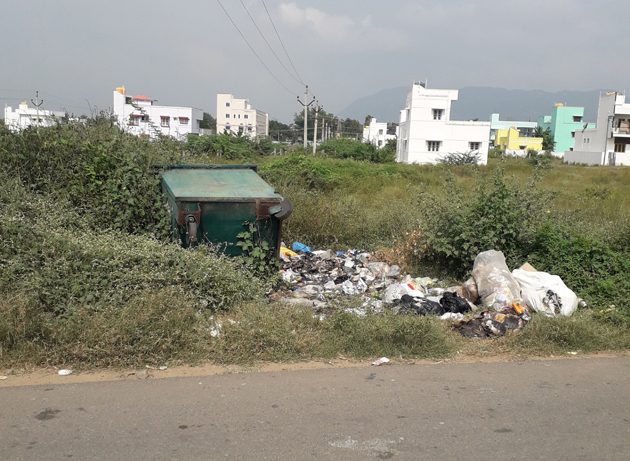 சாய்ந்து கிடக்கும் குப்பைத்தொட்டி சாய்ந்து கிடக்கும் குப்பைத்தொட்டி