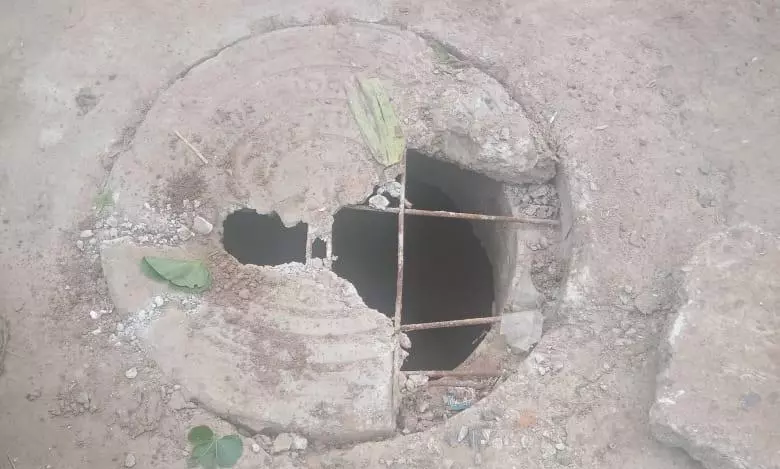 சேதமடைந்த பாதாள சாக்கடை மூடி