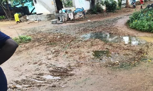 தேங்கி நிற்கும் கழிவுநீர் தேங்கி நிற்கும் கழிவுநீர்