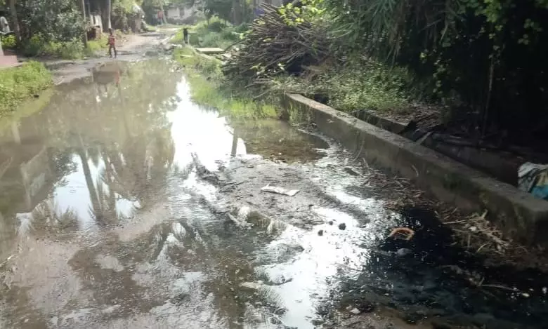 தேங்கி நிற்கும் மழைநீர்