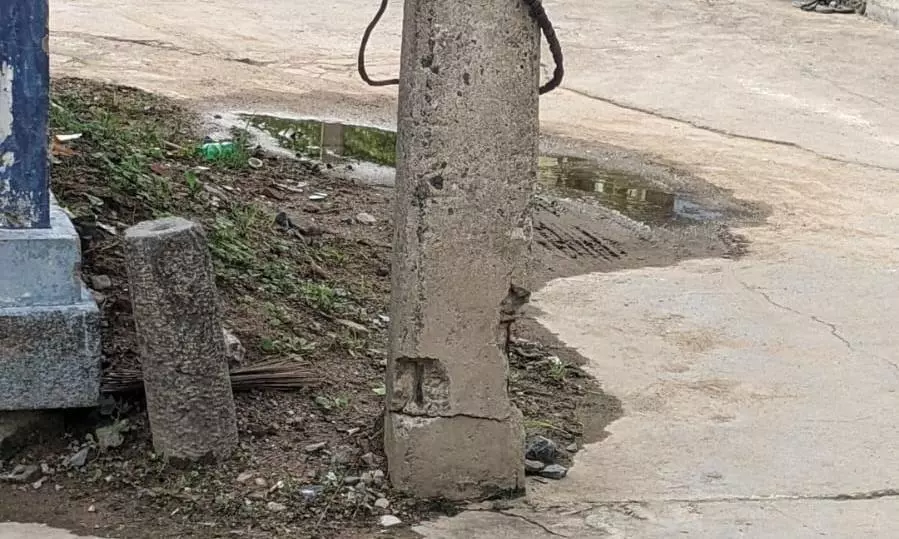 சேதமடைந்த மின்கம்பம் சேதமடைந்த மின்கம்பம்