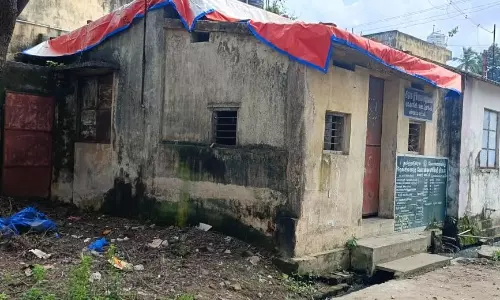 ஒழுகும் கிராம நிர்வாக அலுவலக கட்டிடம்