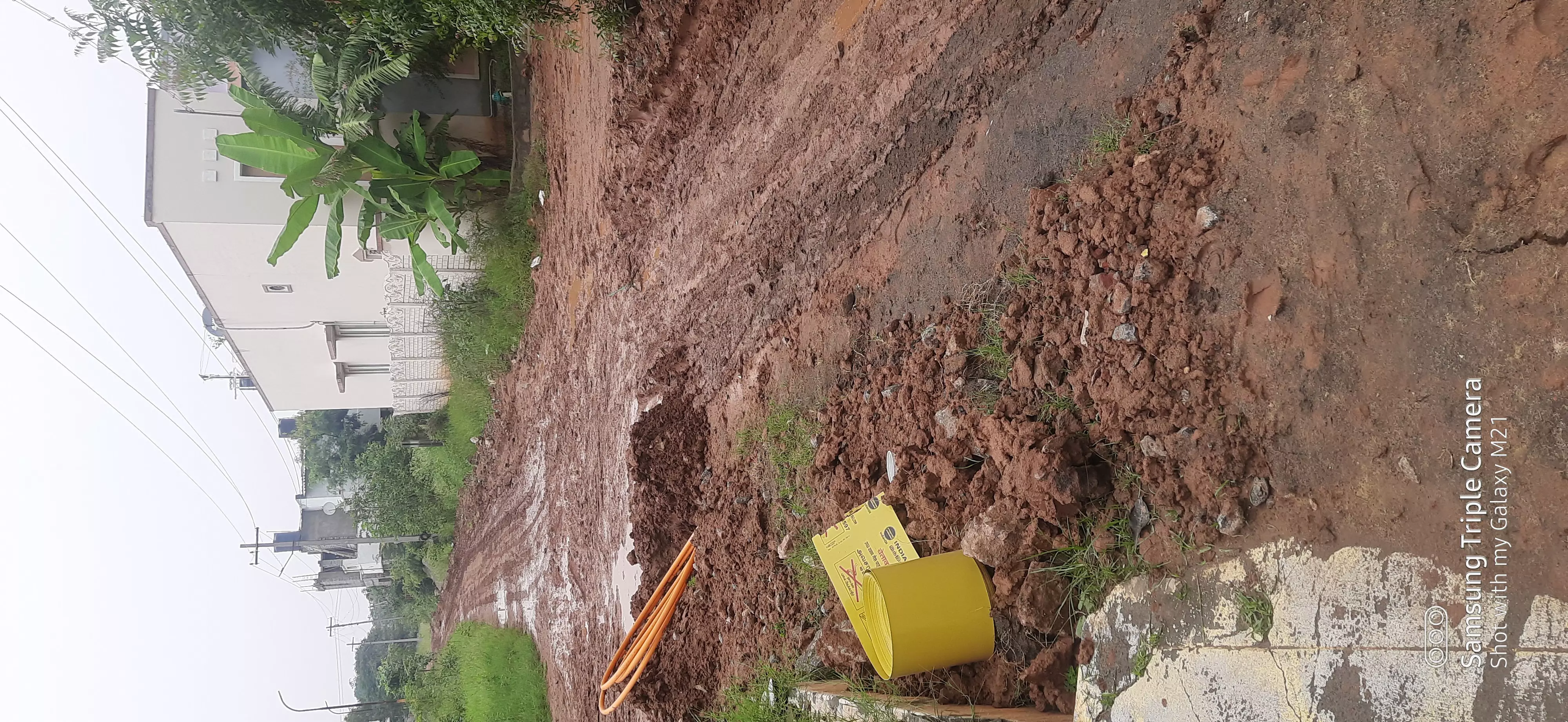 குண்டும், குழியுமான சாலை குண்டும், குழியுமான சாலை