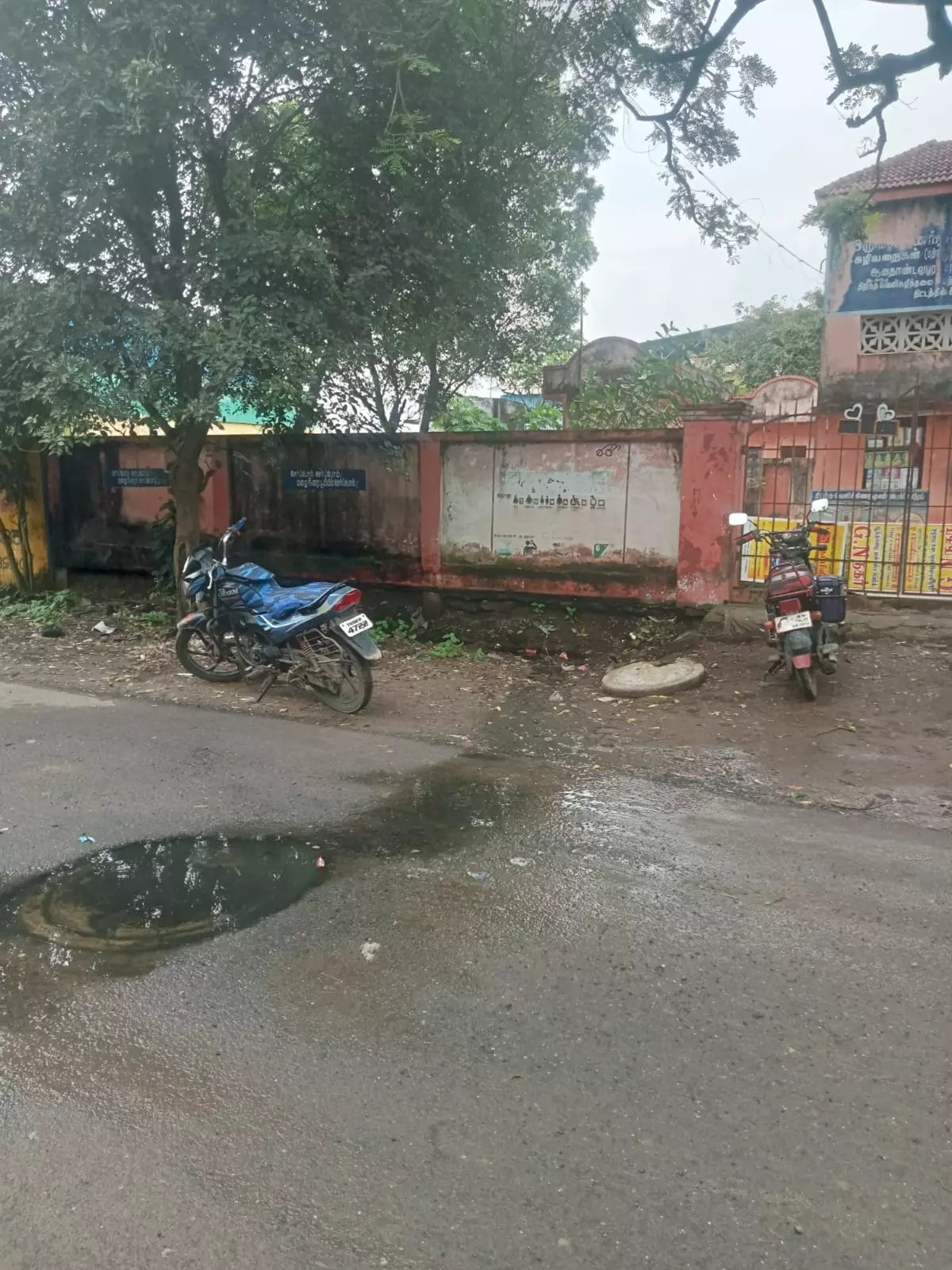 சாலையில் வழிந்தோடும் கழிவுநீர்