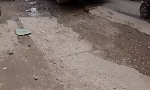 குண்டும்,குழியுமான சாலை குண்டும்,குழியுமான சாலை