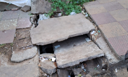 சேதமடைந்த நடைபாதை சேதமடைந்த நடைபாதை